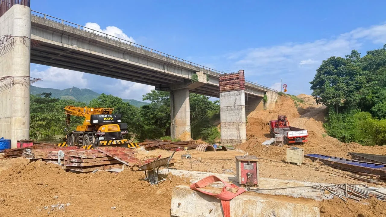 Công trường thi công cầu vượt giữa địa hình đồi núi